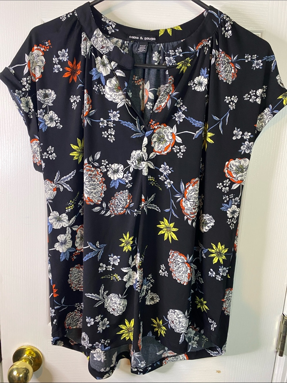 Cable & Gauge Black Floral V-Neck Short Sleeve Top Like New Size Medium.